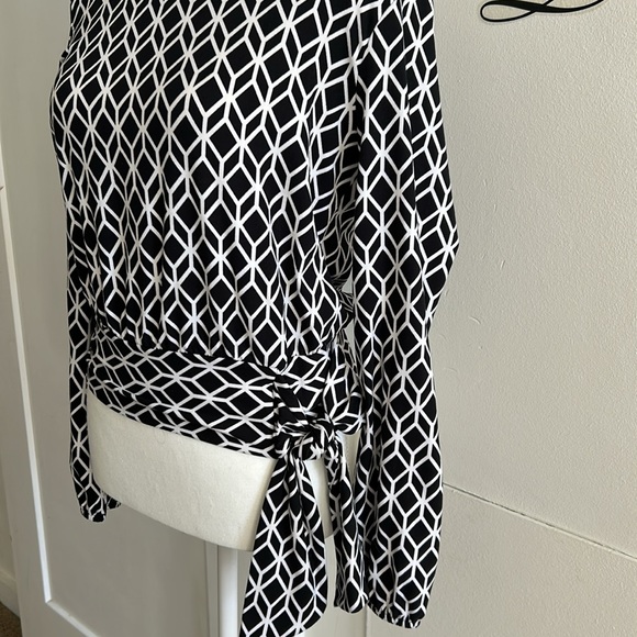 Black and white geometric crop long sleeve top - Picture 2 of 5